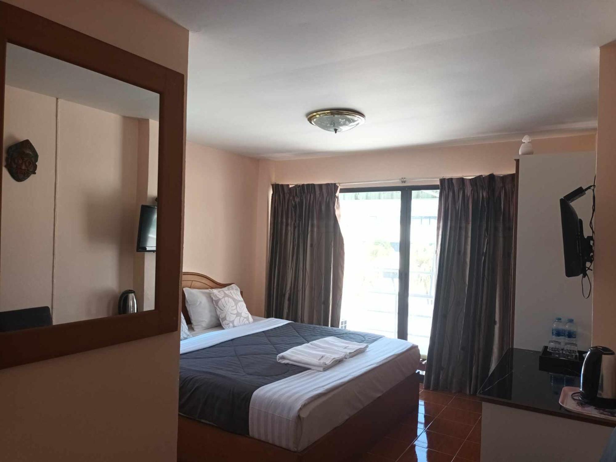 Patong Rose pensión Exterior foto