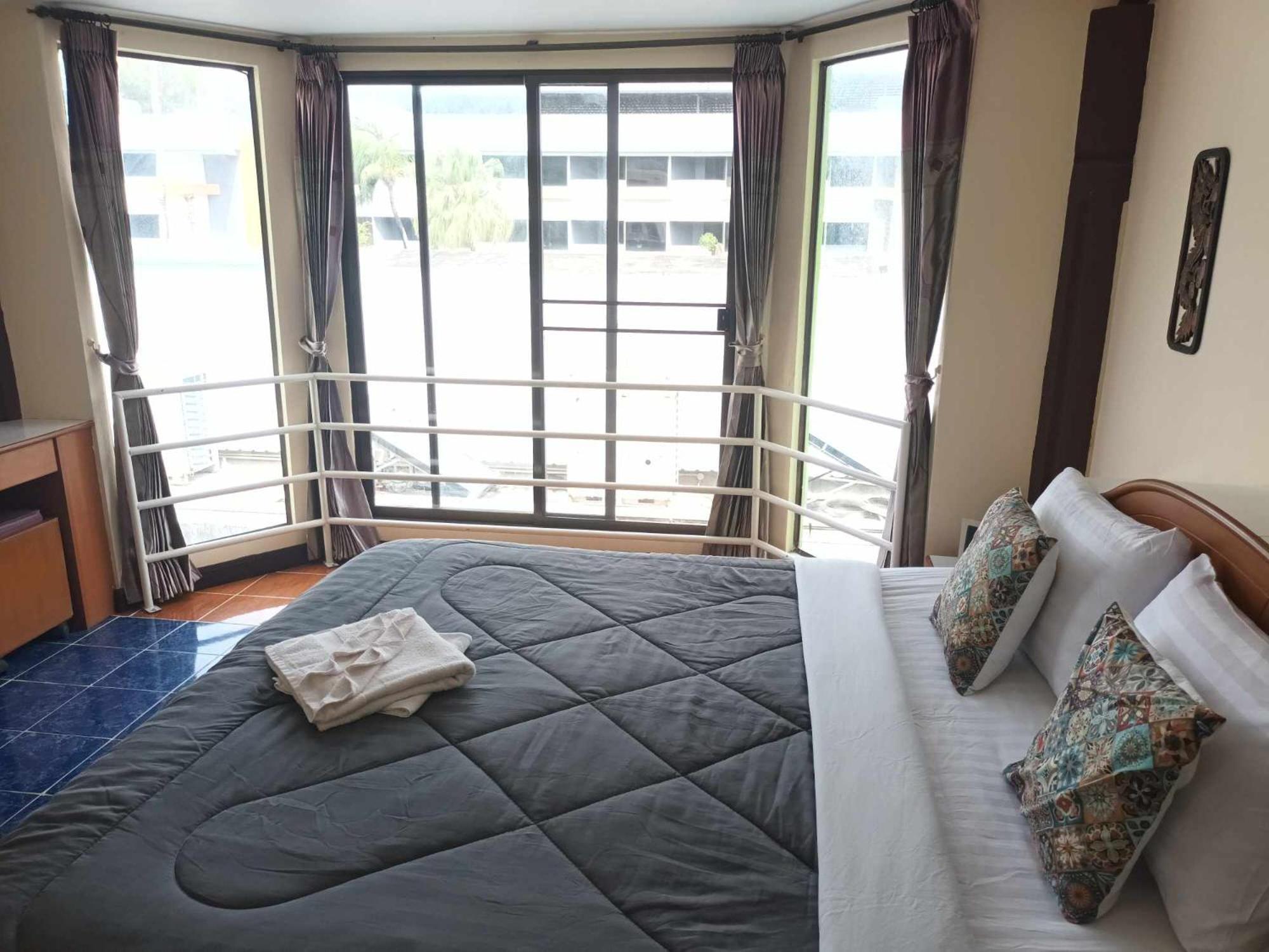 Patong Rose pensión Exterior foto